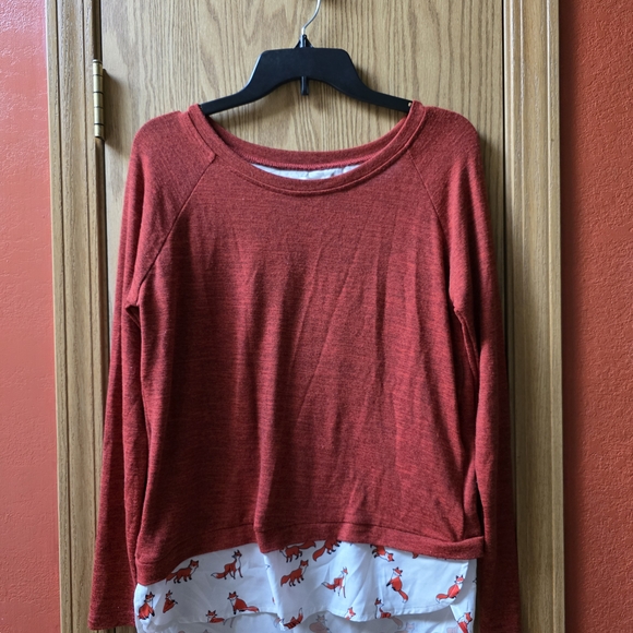 Chic Red Women's Sweatshirt with Fox Print Hem - Picture 1 of 4